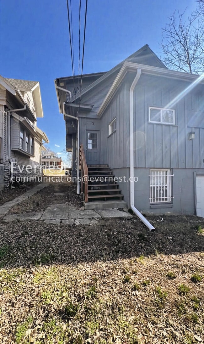 Building Photo - 4 Bed/3 Bath Home with In-Unit Laundry / Available Now!