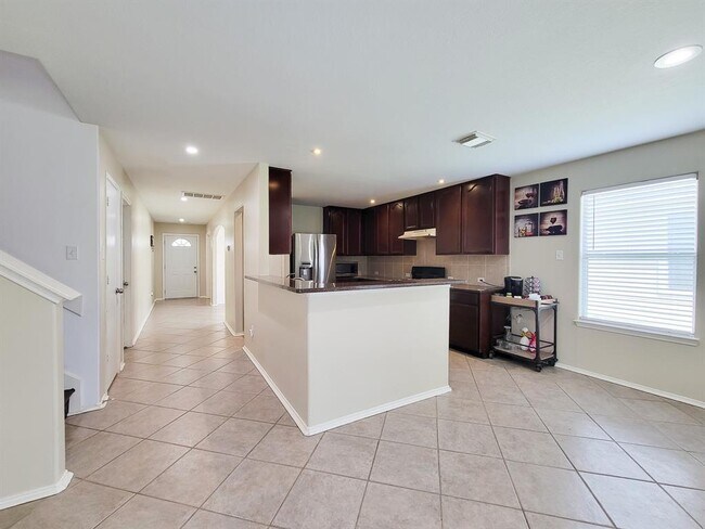 Building Photo - 2131 Cold River Dr