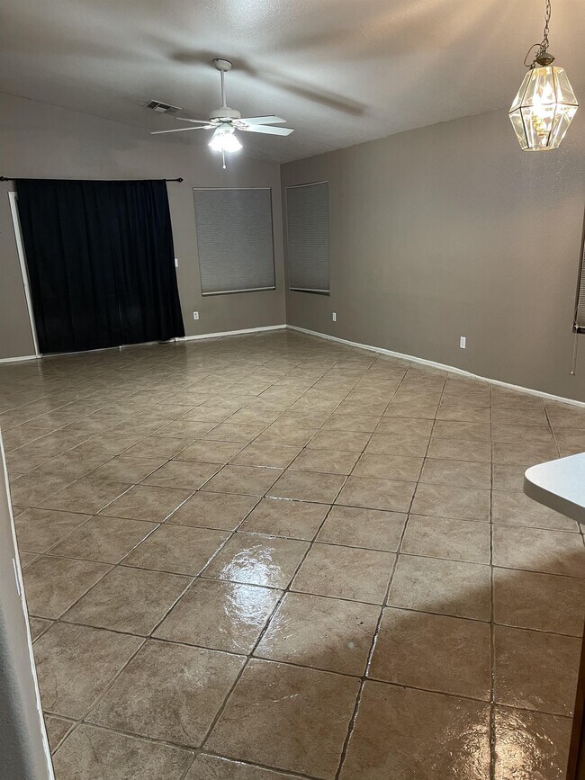 Building Photo - 922 W Sierra Madre Ave