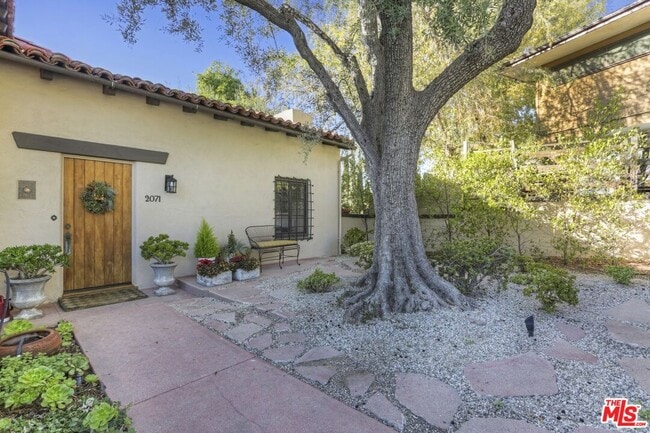 Building Photo - 2071 Escarpa Dr