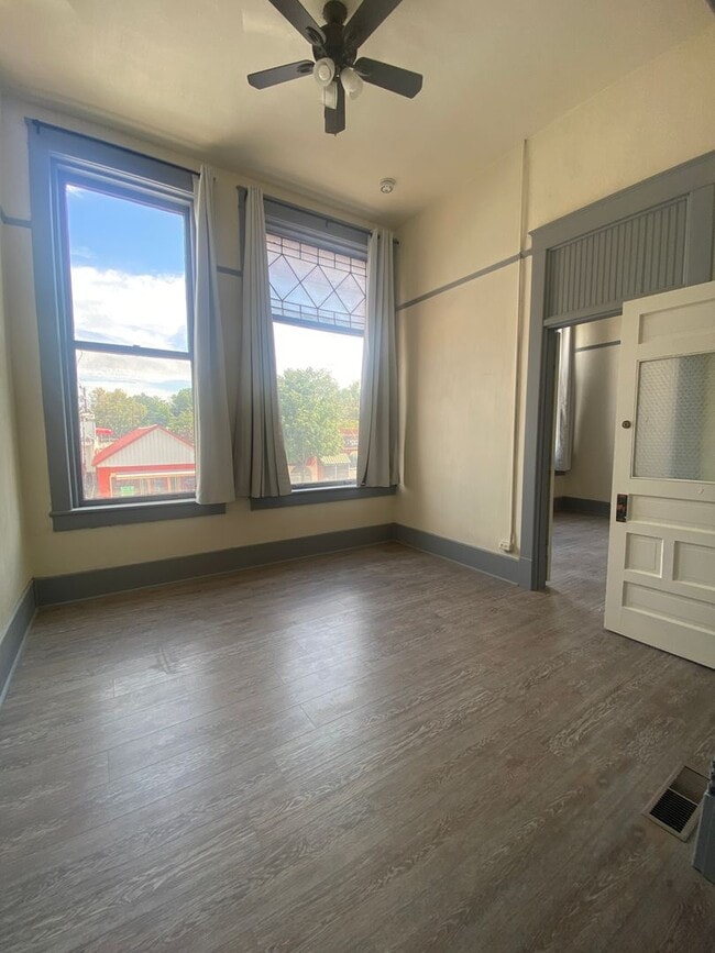 Building Photo - Main Street Upstairs Apartment in Aztec