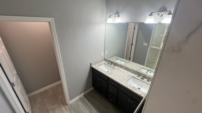 Building Photo - ADORABLE 3 Bedroom / 2 Bathroom Home in Pa...