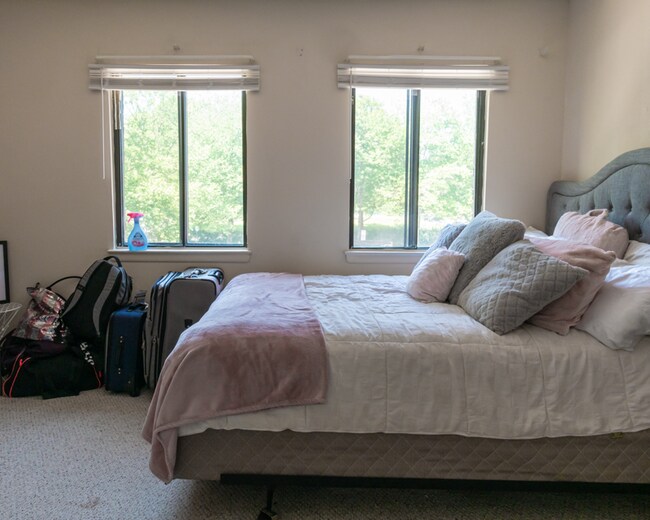 Building Photo - 10 Longstream Ct