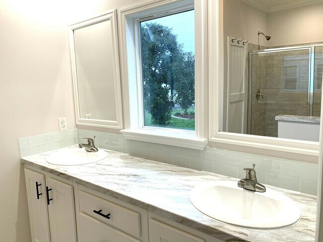 Building Photo - 425 Union St