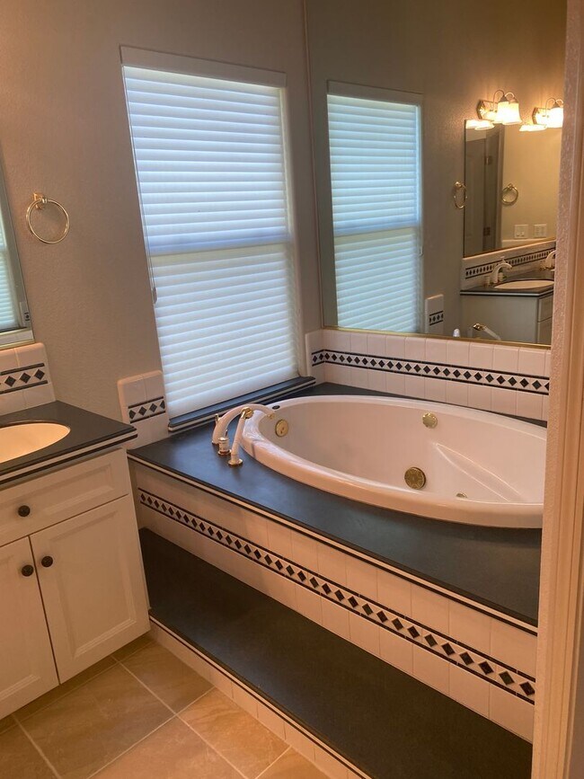 Building Photo - Beautiful Lakefront Home in the Vineyard! 55+ community