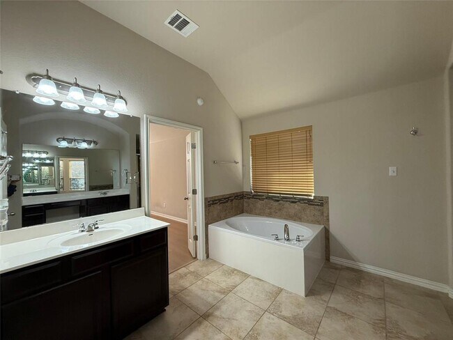 Building Photo - 633 Peregrine Way