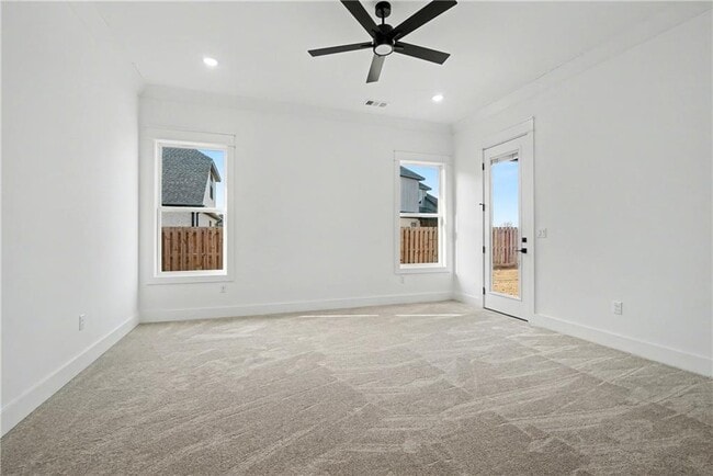 Building Photo - 310 Hedge Dr