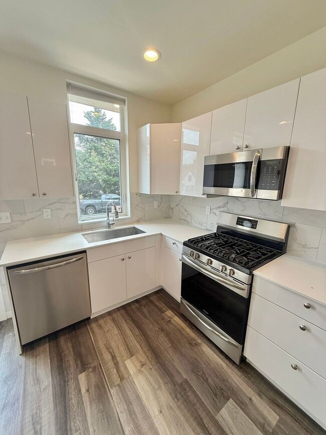 Building Photo - Spacious 8-Bedroom Ravenna Home Near UW & U Village – Perfect for Shared Living