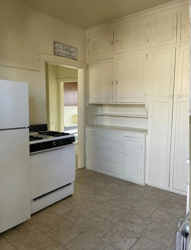 Building Photo - 3320 W 67th St