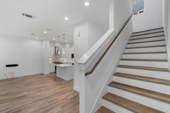 Building Photo - 513 Schweikhardt St
