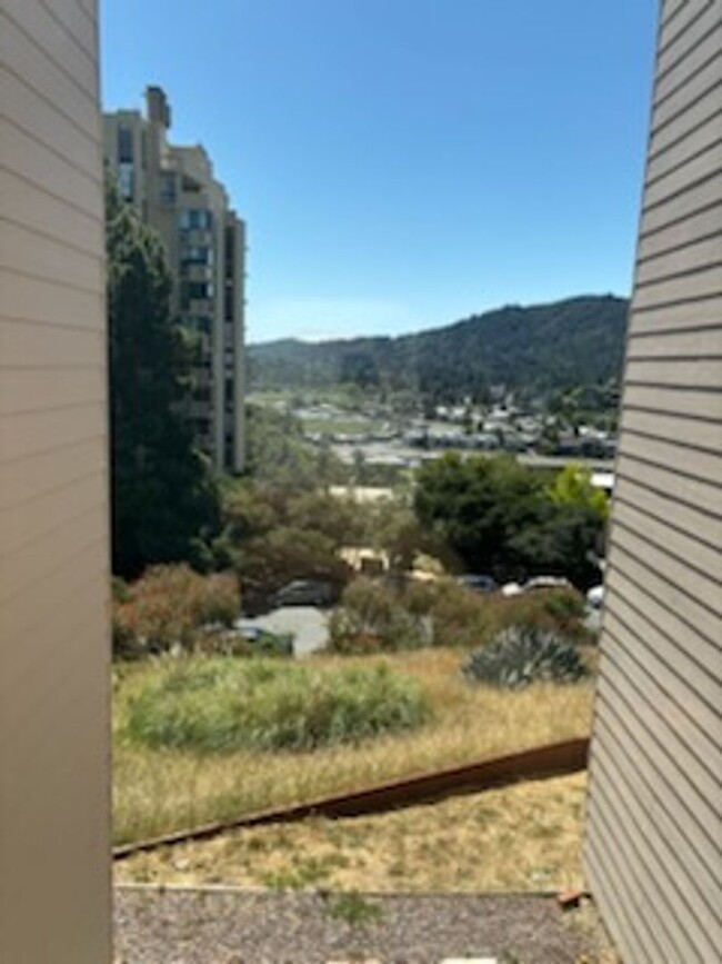 Building Photo - Beautiful Condo with Scenic Views in Green...