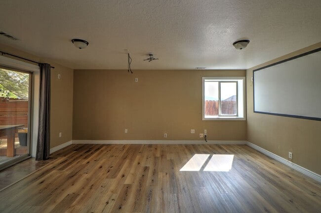 Building Photo - 5 Bedroom 3.5 Bathroom -Traverse Mountain Pet Friendly Home.