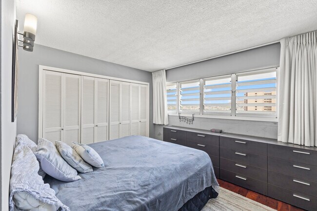 Building Photo - Ala Wai TH 1902