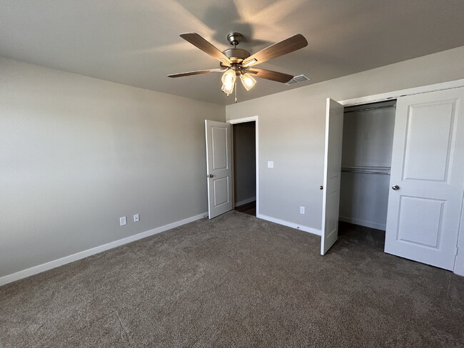 Building Photo - 3 Bedroom 2 Bathroom