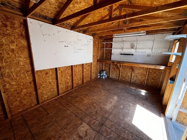 Building Photo - Cozy Private Pet Friendly Home!!