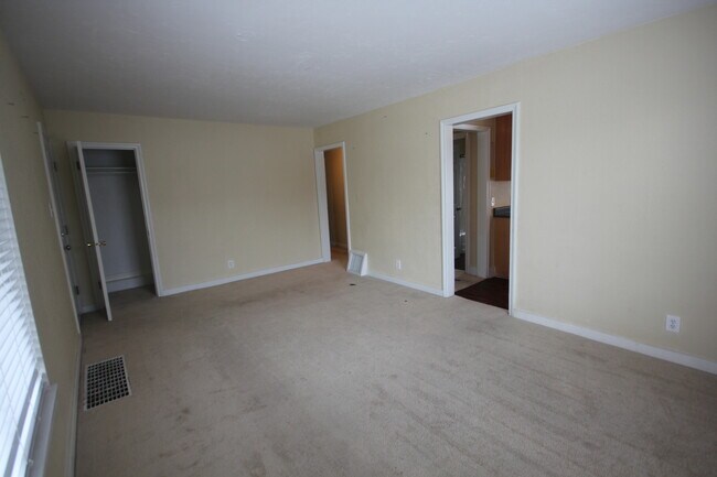 Building Photo - 3 Bedroom Duplex with Lovely Backyard(Upstairs)