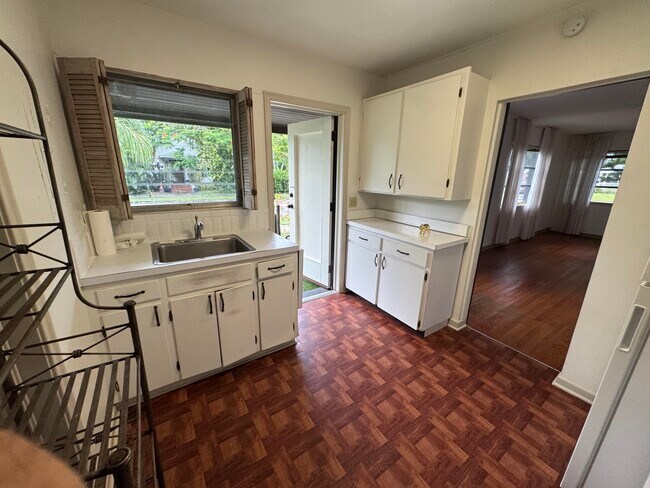 Building Photo - 2919 Poinsettia Ave