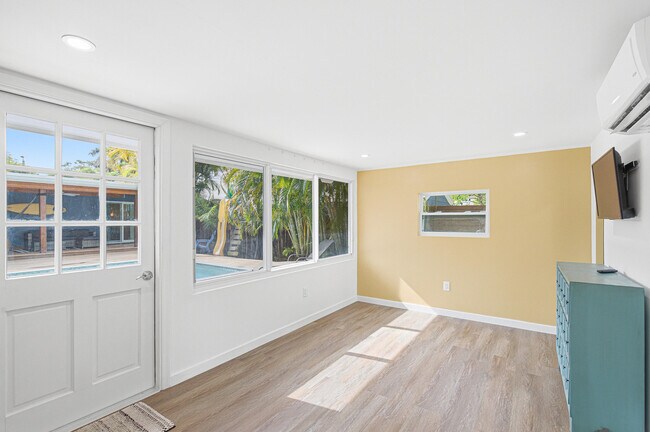 Building Photo - 721 N Lakeside Dr