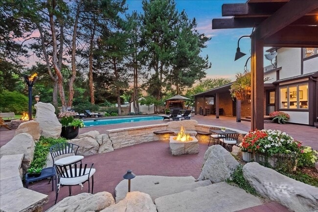 Building Photo - Luxury 5-Bedroom Home with Pool, Hot Tub &...