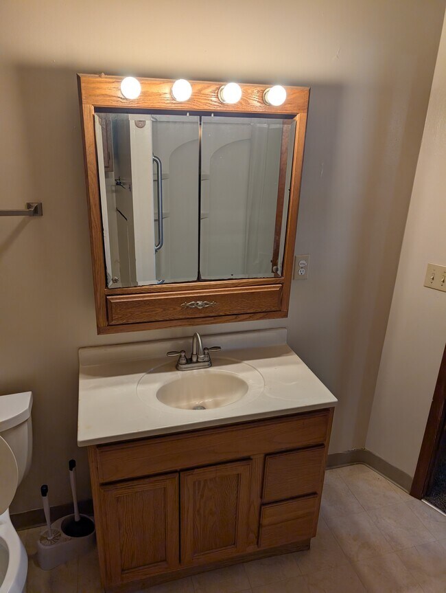 Building Photo - 401 W Walnut St