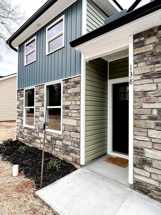 Building Photo - 3 Bedroom 2 Full Bath HOUSE with GARAGE