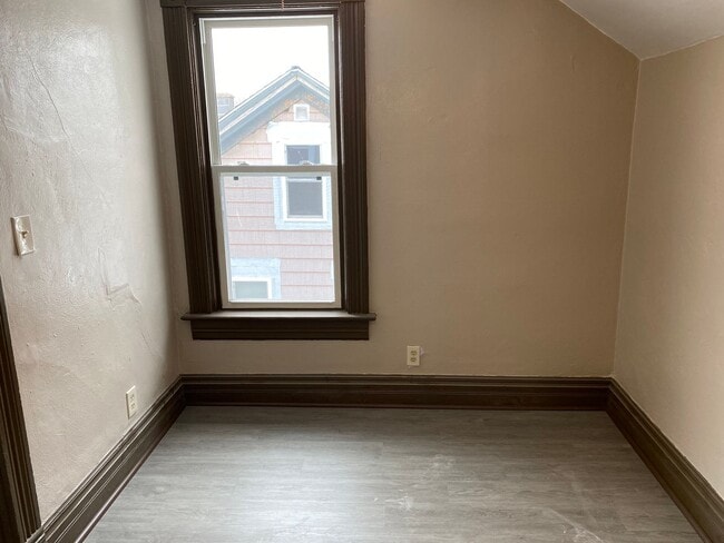 Building Photo - 5 Bed 1.5 Bath Single Family Home in Wausau