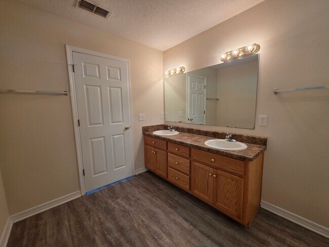 Building Photo - 3BR/2BA home with 2 car garage and privacy...
