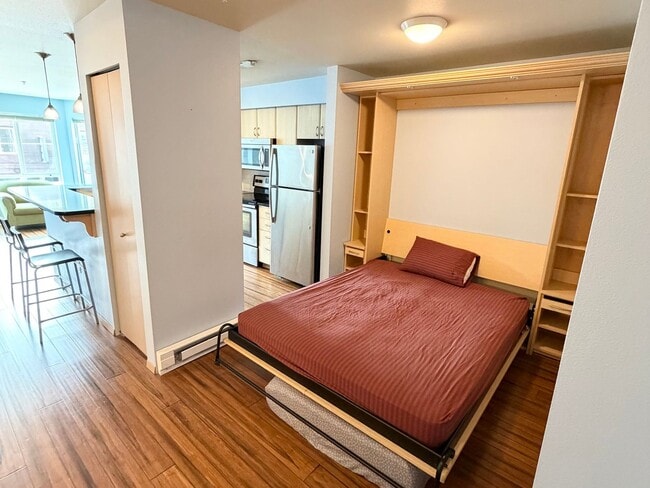 Building Photo - Bright Studio in Queen Anne!
