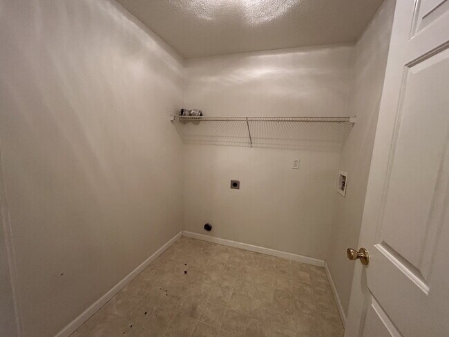 Building Photo - Apartment for Rent