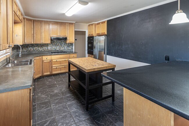 Building Photo - 3-Bed Midtown Home, Large Fenced Yard With Pool