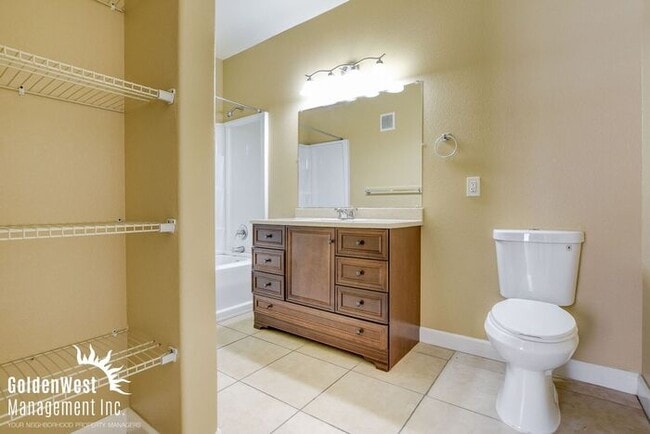 Building Photo - Stunning 2Bdm 2Ba Condo in a Lovely Gated ...