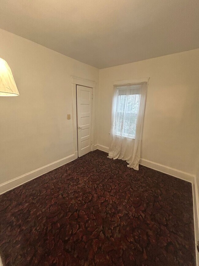 Building Photo - Charming 3-Bedroom Property in Prime Location