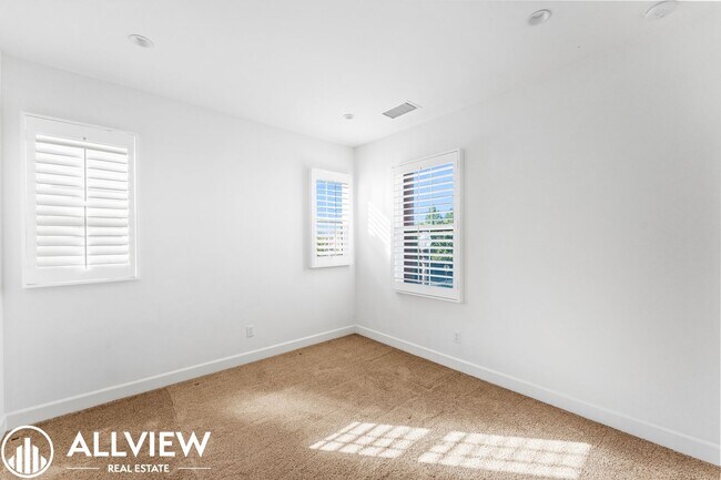 Building Photo - Gorgeous 3 bedroom 2.5 bath home in the newly constructed association of Eastwood Village!