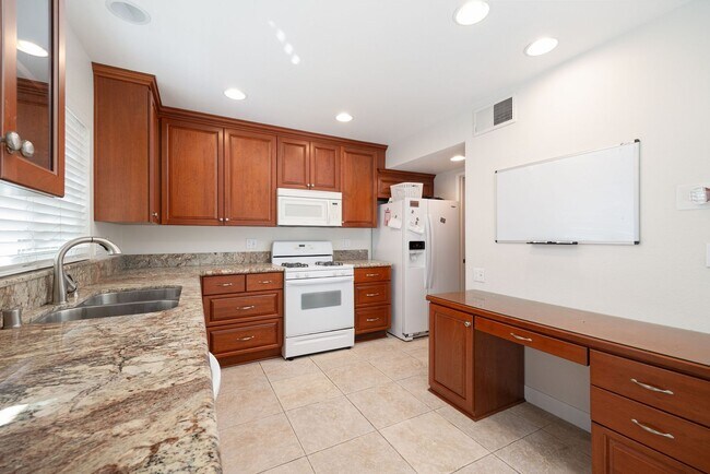 Building Photo - Gorgeous 2 Bedroom Townhouse in the Heart of Mira Mesa!