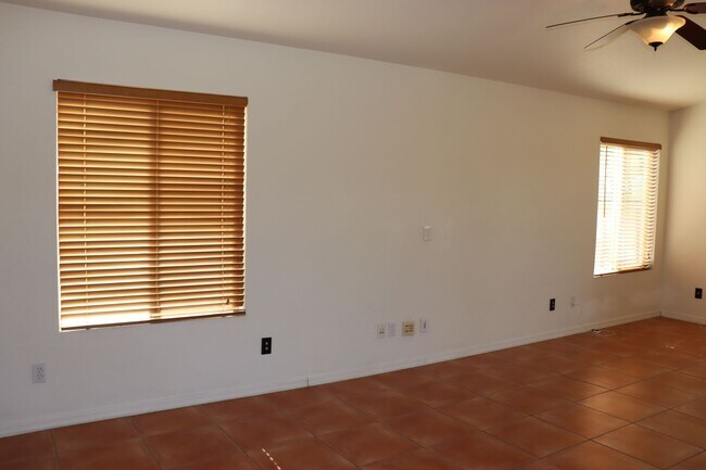 Building Photo - East Side 3 Bed 2 Bath Energy Efficient Pulte Home