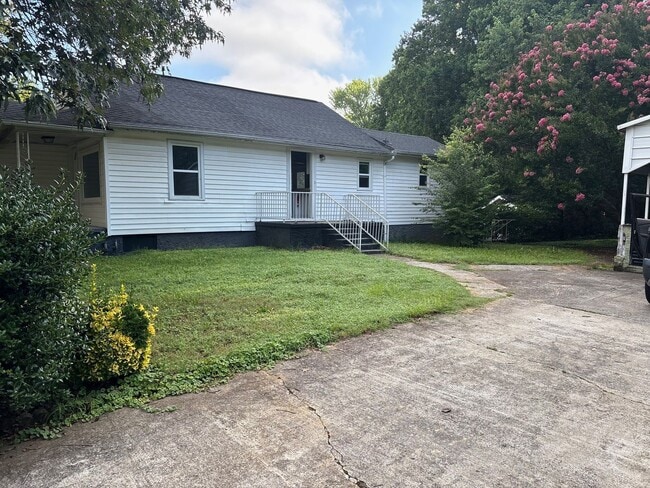 Building Photo - 2 Bedroom 1 Bath Home in Winston-Salem