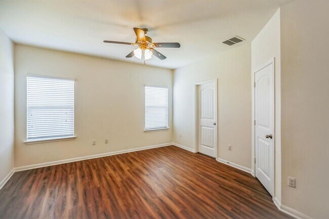 Building Photo - 104 Navidad River Dr