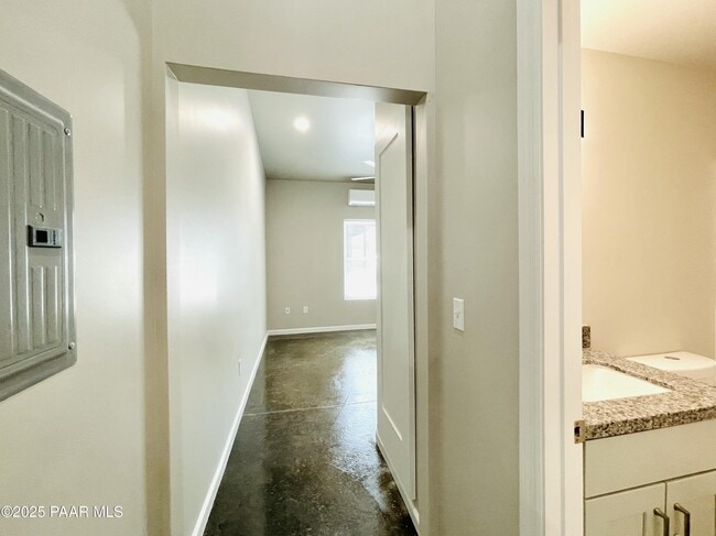 Building Photo - 720 N Walnut St