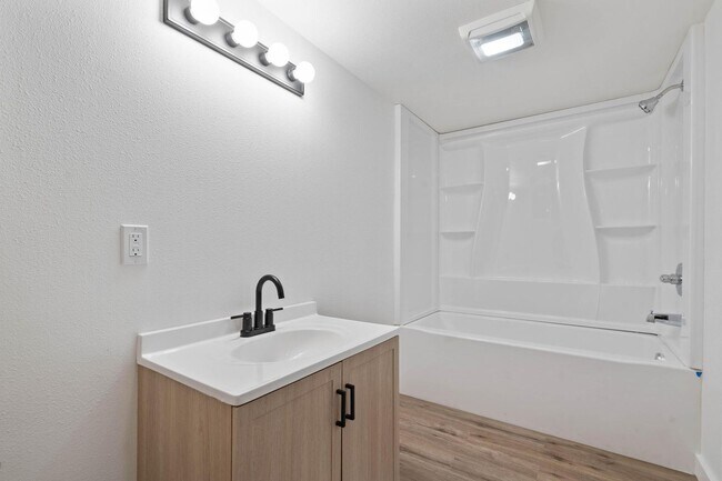 Building Photo - Unique, spacious 4-bdrm/3-bath Craftsman w/ lots of character. Bonus room, near Alberta District!