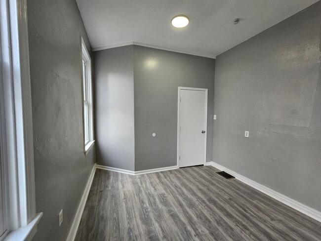 Building Photo - Newl updated 2 bedroom 1 bath located in Carrick!