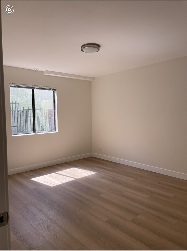 Building Photo - 1300 Lilac Ter