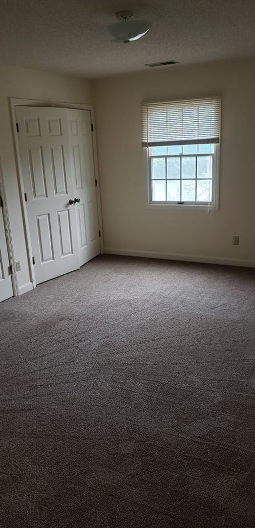 Building Photo - 3 Bedroom/2 Bath one level unit  ?  Kingsp...