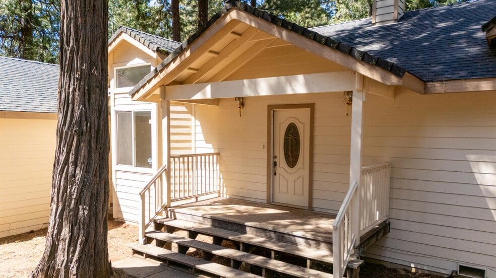 Building Photo - 6885 Kings Row Dr