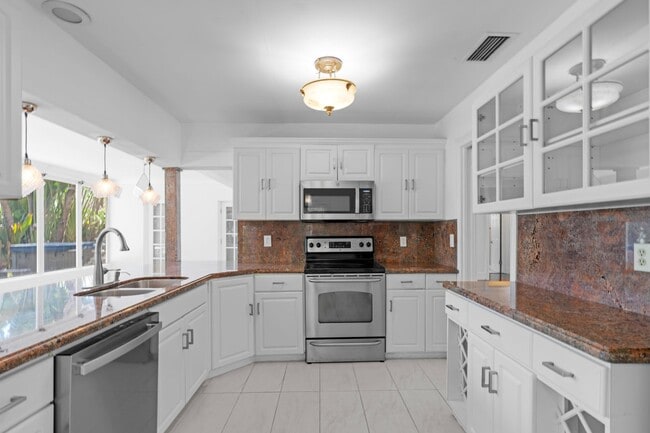 Building Photo - 899 NW 6th Dr