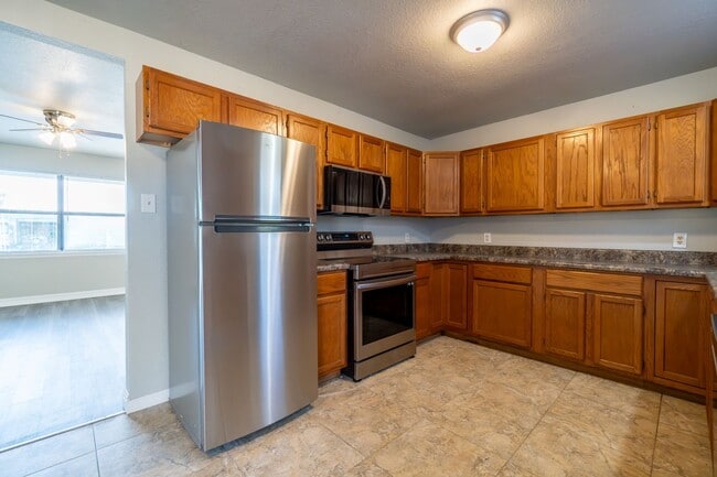 Building Photo - 2700 Iris Way