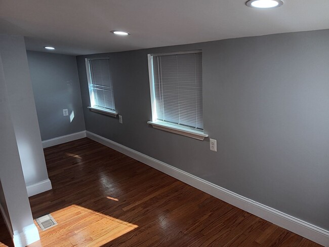Building Photo - Renovated 3 Bed 2 Bath Single-Family Home ...