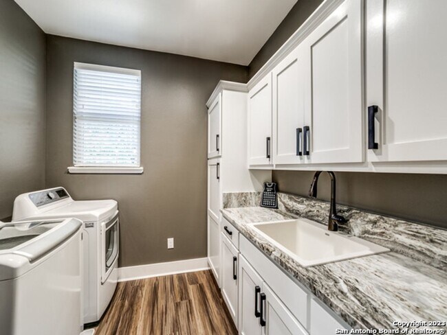 Building Photo - 5 Bedroom/3.5 Bathroom Home in the Ensenad...