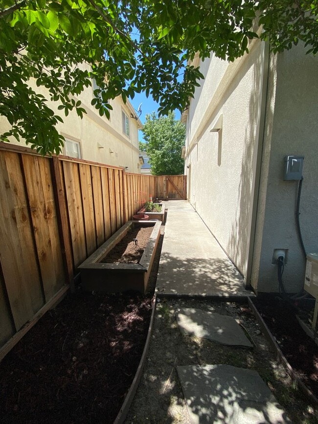 Building Photo - Open Single-Family 3Bed/2.5BA Home Mere Mi...