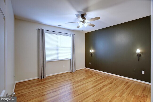 Building Photo - 12937 Centre Park Cir