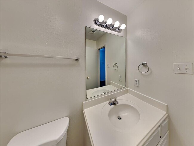 Building Photo - 17602 Coventry Oaks Dr